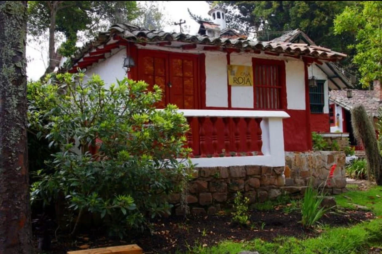 Suite Casa Roja, Cabaña con Chimenea a leña, Noche romántica, SPA, Hotel Campestre Bogotá